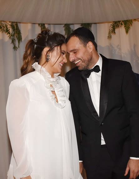 פורמולה ייחודית המשלבת בין לחות שמופקת משמנים טבעיים המעניקה ברק, אלסטיות ומזינה את השפתיים לבין אפקט ניפוח עדין אשר מופק מחומרים. כל מה שקרה בחתונה של מור ממן