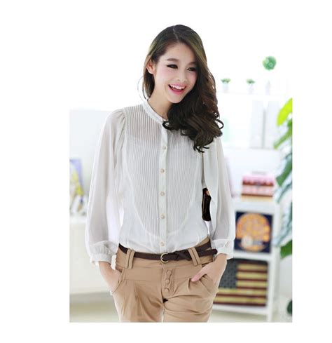 Akan tetapi, kadang kala dari sisi desain dan jenis batik yang dipakai dalam sebuah acara formal tentunya berbeda, dan kebanyakan baju batik kerja wanita menggunakan desain model batik lengan panjang kalaupun memakai model batik lengan pendek maka hanya beberapa perusahaan yang memperbolehkannya. Kemeja Kerja Putih Lengan Panjang | Wanita, Kemeja, Lengan ...