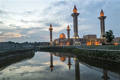 The sultan salahuddin abdul aziz shah mosque (also known as the blue mosque). Putra Mosque in Kuala Lumpur - Putrajaya Attractions