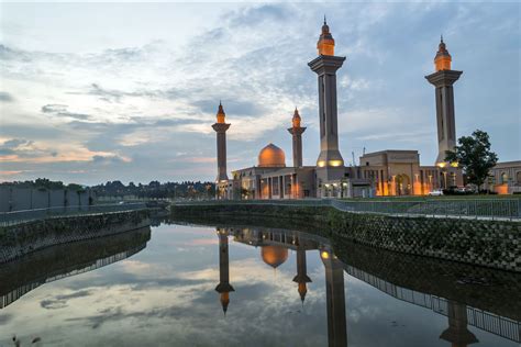 The mosque has four minarets that stand tall at 142.3 meters which makes them the second tallest minarets in the world. Putra Mosque in Kuala Lumpur - Putrajaya Attractions