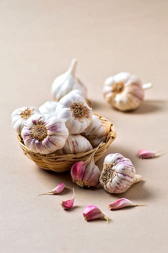 Siung Bawang Putih Dan Umbi Bawang Putih Di Keranjang Foto Stok Unduh Gambar Sekarang Istock