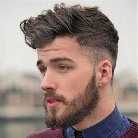 Topuz saç modellerini kullanan erkeklerin daha çok uzun sakal kullandığını görmekteyiz. 2018 erkek saç modelleri | Erkek saç modelleri 2018 kısa dalgalı uzun - 2