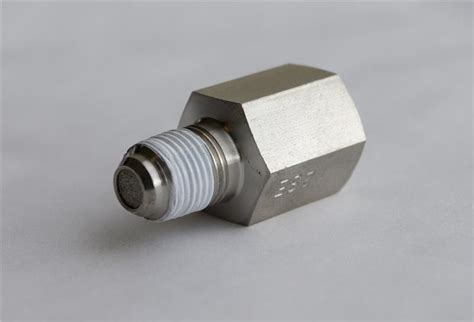 Auto Meter 3279 Fitting Snubber Adapter 18 Npt Female To 18 Npt