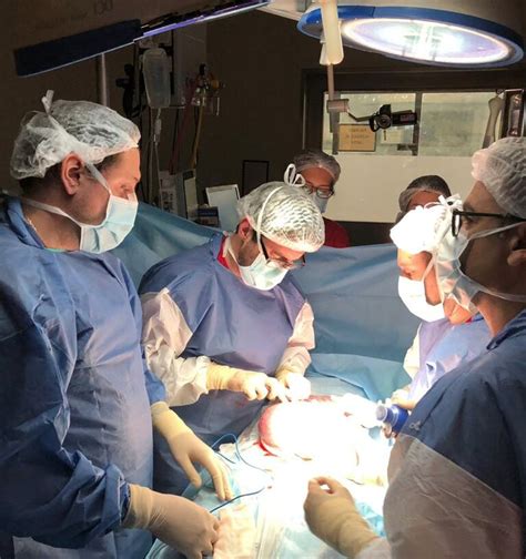 Primera Cirugía Fetal De Espina Bífida Sin Incisiones En El País La