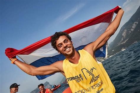 De nederlandse windsurfer sloot de tweede dag af als . Kiran Badloe voor het eerst wereldkampioen windsurfen ...
