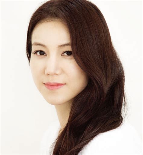 Kim made her debut in an online beauty contest in 2004, and began her acting career with a role in the 2005 film voice. 김옥빈 최근 : 네모판