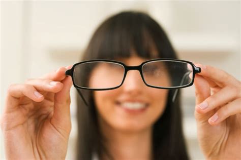What Are Bifocal Reading Glasses ｜ Specsavers