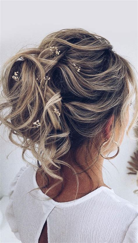 32 classy pretty and modern messy hair looks messy updo with tiny dried flowers