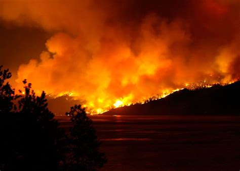 Peachland Bc Wildfires How Firefighters Douse The Flames Huffpost Canada British Columbia