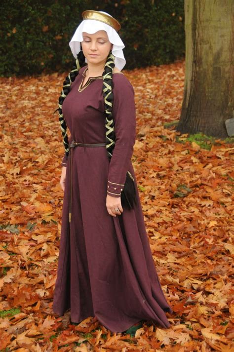 12th Century Dress The Bliaut Medieval Clothing Damsel In This