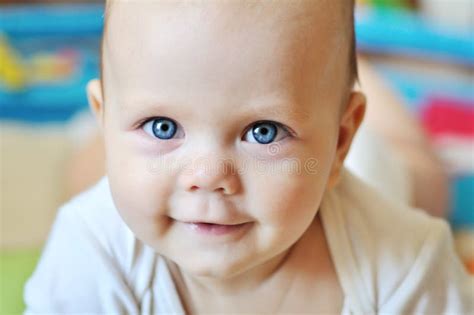 Cara Del Bebé De Ojos Azules Agradable Foto De Archivo Imagen De Poco