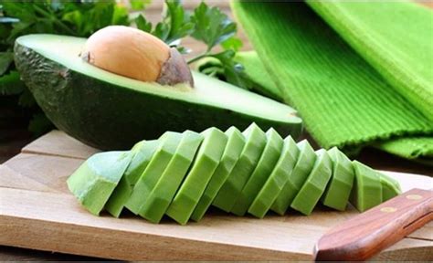 Tak heran jika banyak orang menggemari buah delima karena manfaat kesehatan yang dimilikinya. Tips Membuat Masker Alpukat Untuk Rambut Makin Halus ...