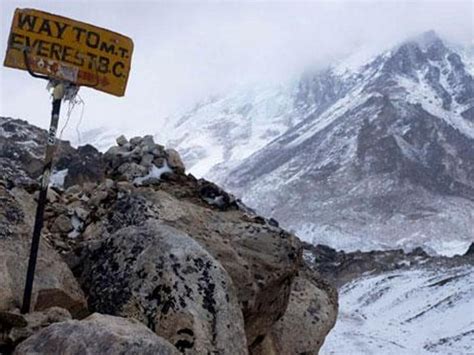 after nepal earthquakes cracks and holes develop in mt everest world news hindustan times