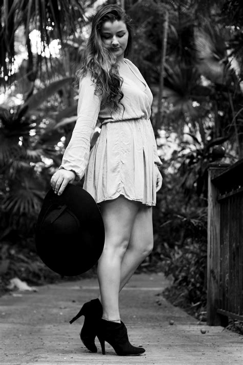 Ilmaisia Kuvia mustavalkoinen tyttö valkoinen malli kevät istuva muoti vaatetus musta