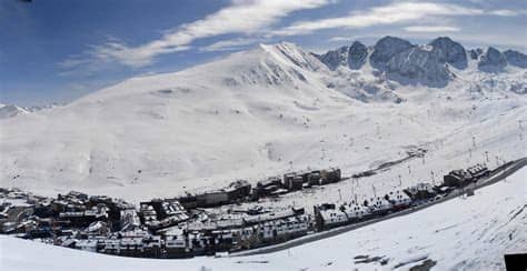 El hotel màgic pas está en el centro de pas de la casa, a tan sólo unos 100 metros de las pistas de esquí de grandvalira.dispone de 97. Pas de la Case : shopping, ski, logements et douane