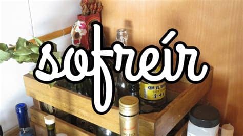 Los ayudantes de cocina ayudan al personal de cocina en los restaurantes, hoteles, empresas de servicios de comidas, bares, etc., por ejemplo preparando platos y comidas y limpiando la cocina. Curso Básico de Cocina - Capítulo VIII - Sofreír - YouTube