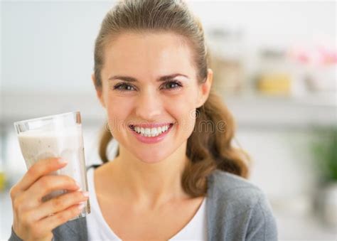 Retrato Do Batido Bebendo Da Jovem Mulher Feliz Na Cozinha Foto De Stock Imagem De Mistura