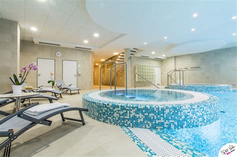 Specializují se zejména na léčbu pohybového aparátu s orientací na zánětlivá revmatologická onemocnění, artrózu. TRUE DESIGN: Bliss Day Spa Hodonín