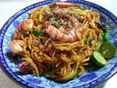 Add in the chicken chunk to cook and then add bee hoon. DAPUR KOTA SINGA : MEE GORENG UDANG KERING