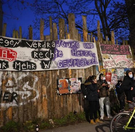 Für die meisten wohnungen gibt es zwar mietverträge. «Rigaer 94»: Unterstützer demonstrieren, fünf Festnahmen ...