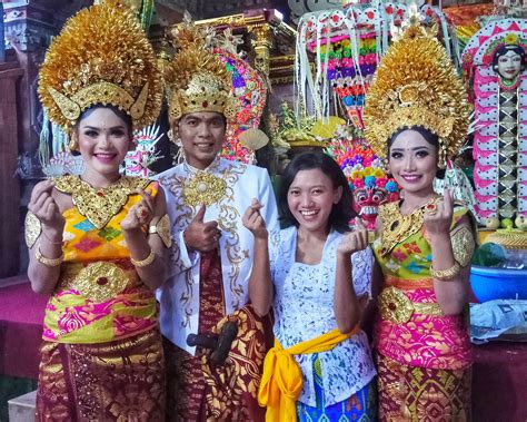 Jadi novel pernikahan yang keliru ini memiliki judul asli novel pernikahan yang keliru/istri penuh dosa, dan novel ini ini di tulis oleh seorang yang bernama sixteenth child selain itu novel ini pun di terbitkan oleh salah satu penerbit novel yang cukup terkenal yakni goodnovel. Prosesi Pernikahan Adat Bali Indonesia - Emma Sabatini