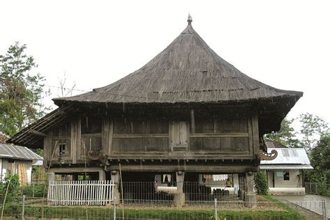 Bangunan ini adalah tempat pertemuan para penyimbang adat atau biasa disebut dengan purwatin. Rumah Adat Lampung | Nama, Jenis, Gambar & Arsitektur