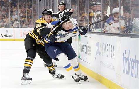 With jacques demers, benoit brunet, patrick roy, pat burns. Les Bruins remportent le premier match de la Coupe Stanley ...
