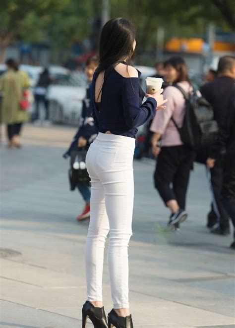 街拍：时尚美女一身白色紧身裤，尽显极品小翘臀十分迷人！紧身裤美女翘臀新浪新闻