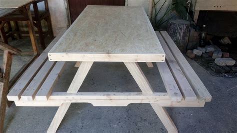 This 7 step tutorial shows you how to build a sturdy and strong table top for your wooden furniture. Pallets and Plywood Picnic Table | Pallet Furniture Plans