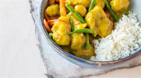 Chinese Kip met curry-kokos groenten en rijst huisgemaakt
