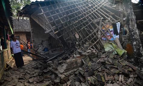 4 mortos e mil desalojados em sismo de magnitude 6,9 na Indonésia 