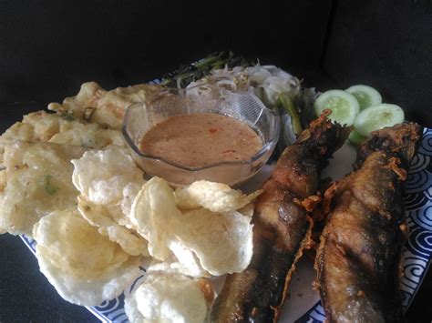 Oct 23, 2021 · tempat makan satu ini cukup populer di kawasan fatmawati, jakarta selatan. Resep Lele Crispy Sambal Pecel Sayur