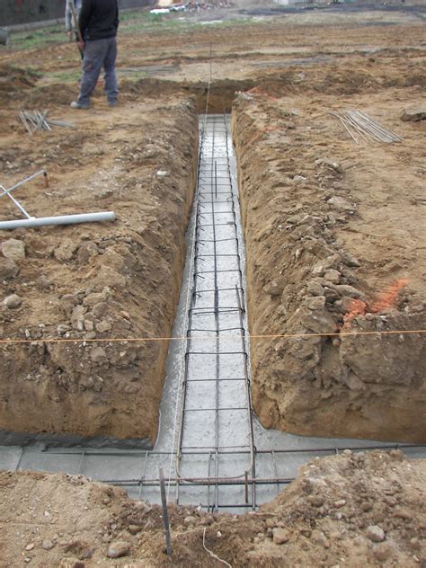 Le fer à béton est l'accessoire indispensable pour la réalisation des chaînages. Villa individuelle à Alenya : fondations terminées et en cours de séchage Pyrénées-Orientales ...