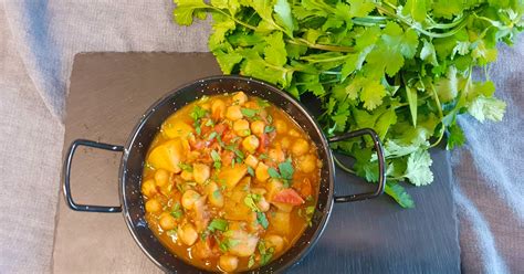 Let me explain… when we first started hurrythefoodup waaaaay back in the day (last year). Easy Vegetarian Curry Recipe