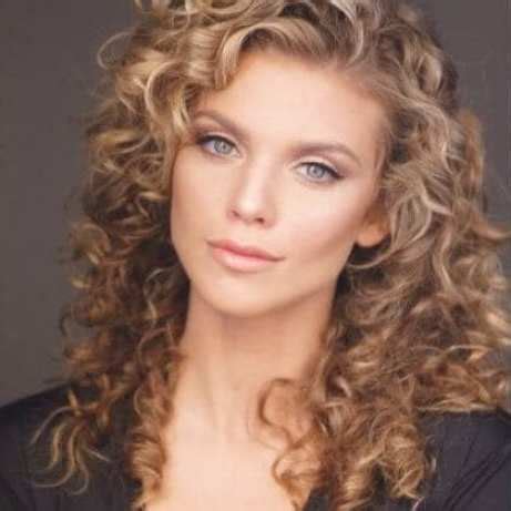 Peyton from one tree hill, naomi from 90210, shakira, taylor swift, and queen bey herself are testaments to that! 40 Hairstyles for Curly Hair