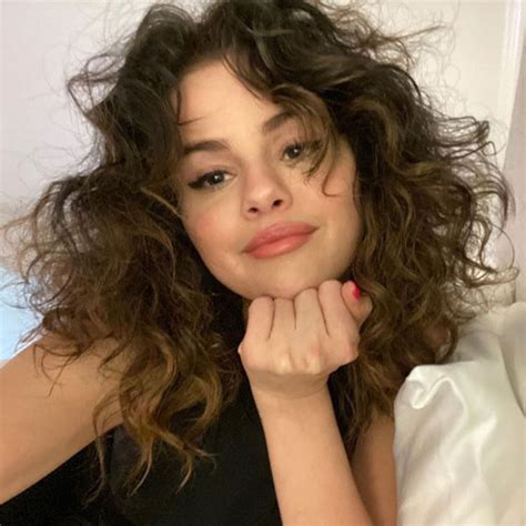 Selena Gomez Is All Of Us Taking Selfies In Quarantine E Online Deutschland