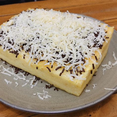 Kocok gula dan telur dengan mixer berkecepatan tinggi, hingga mengembang dan berwarna pucat. Resep Bolu Enak dengan Satu Telur