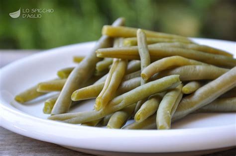 Prendete la pentola a pressione e mettete dentro i fagiolini, poi unite un bicchiere di acqua, mettete il coperchio e chiudetelo bene. Ricetta - Fagiolini a vapore al microonde - Le ricette ...