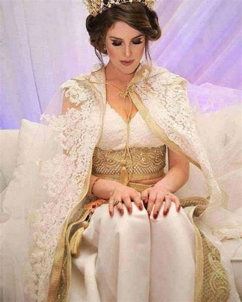 La presse tunisienne est souvent critiquée pour son manque d'indépendance à l'égard du pouvoir en place. Idée par akh sur clothes en 2020 | Caftan mariage, Robe de ...