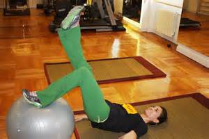 Los ejercicios para reforzar abdominales, piernas y glúteos con una ...