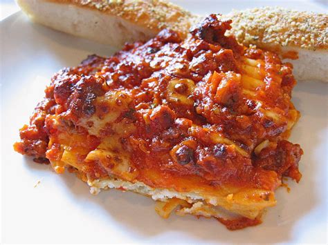 Ada piza meat lovers dan super supreme, serta chicken wings dan lasagna. Taste Test: Pizza Hut's Tuscani Lasagna | POPSUGAR Food