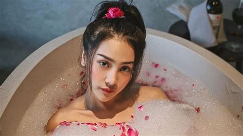 Anya Geraldine Pose Seksi Di Bathtub Warganet Yang Fotoin Siapa