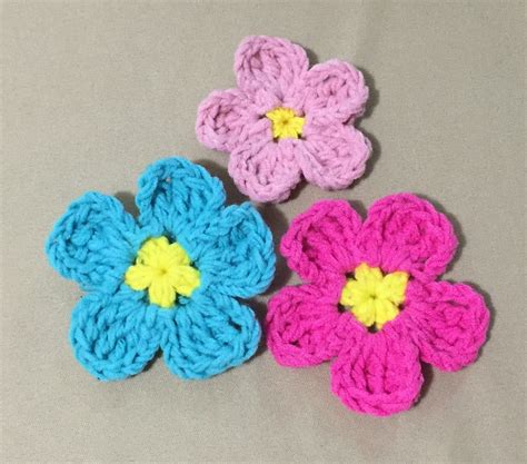 How To Crochet A Simple Flower Crochet Crochet Flowers Simple Flowers