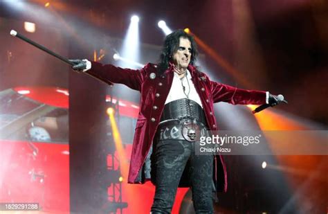 Alice Cooper Performs In London Photos And Premium High Res Pictures
