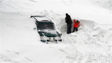 4 Steps To Do When Your Car Is Stuck In Snow The Drive