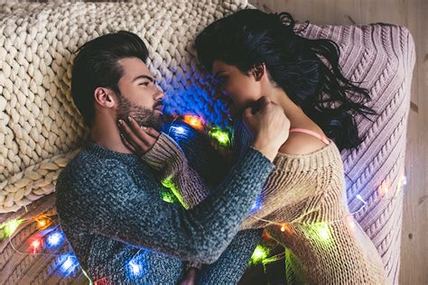 20 Frases Sexys Para Decirle A Tu Pareja En Navidad Cosmopolitan Magazine Venze