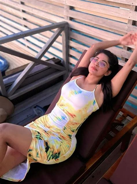 Actress Divya Bharathi In Her Hot Sexy Look ഒരു കൂൾ വെക്കേഷൻ ചിത്രങ്ങളുമായി ദിവ്യ ഭാരതി News