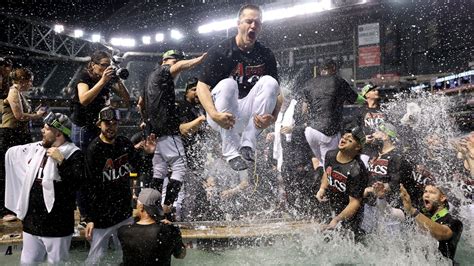 D Backs Hop Into Pool At Chase Field After Sweeping Dodgers Espn Video