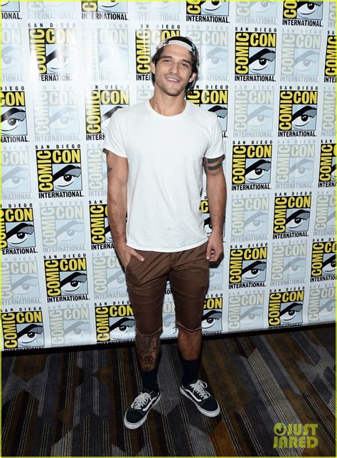 Photo Tyler Posey Does Flashdance Wet T Shirt Dance For Comic Con 07