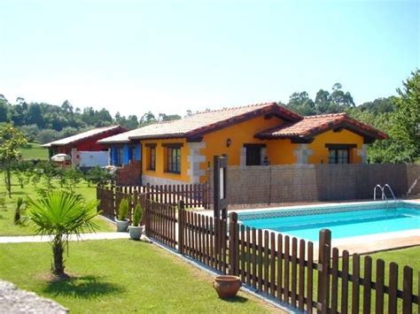 Magnífico complejo turístico ubicado en la montaña llanisca y a 15 minutos de las playas del oriente asturiano. Casas rurales en Asturias con piscina